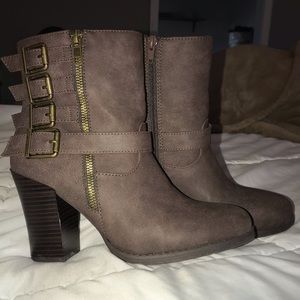 EUC JustFab Rosalina Buckle Brown Boot Sz 8